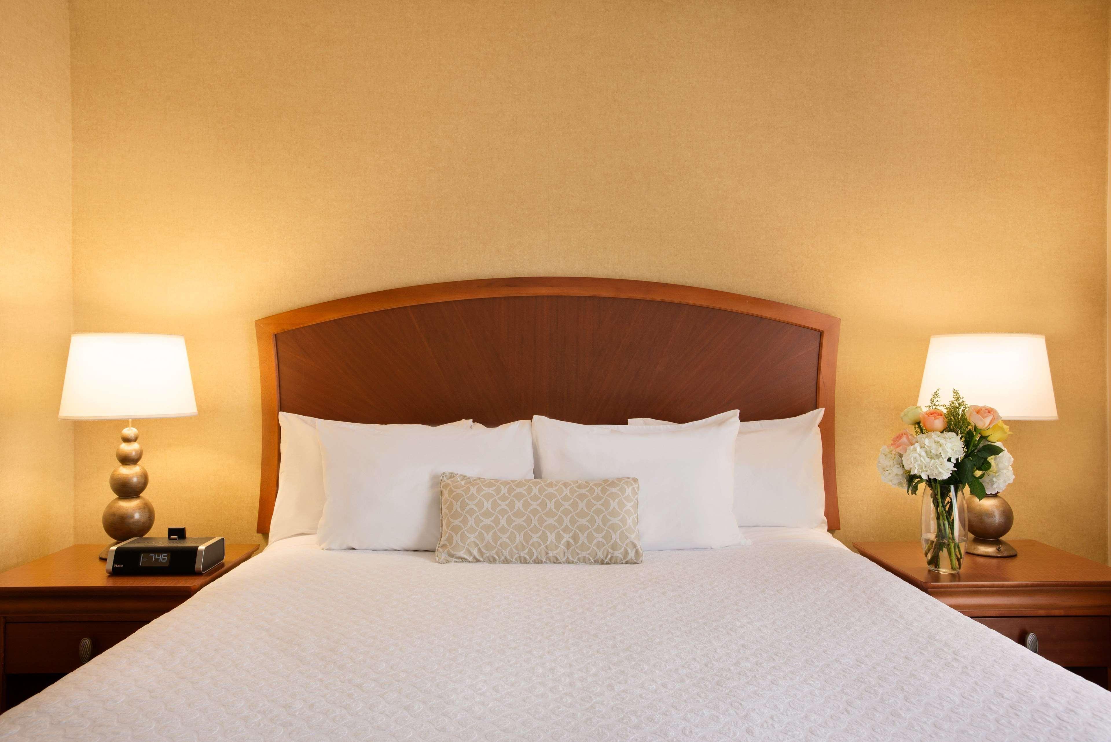 Embassy Suites By Hilton Greensboro Airport Екстер'єр фото