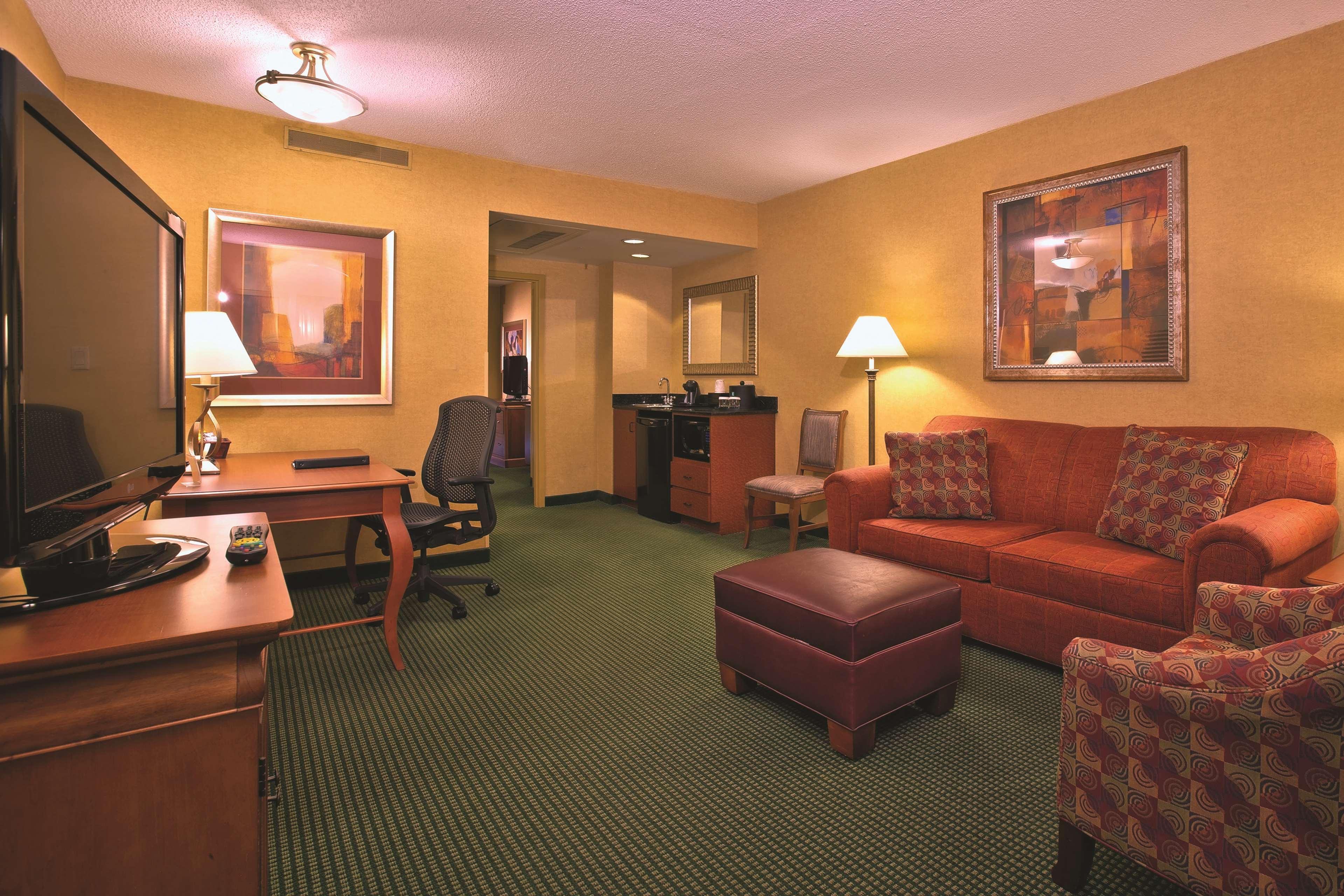 Embassy Suites By Hilton Greensboro Airport Екстер'єр фото