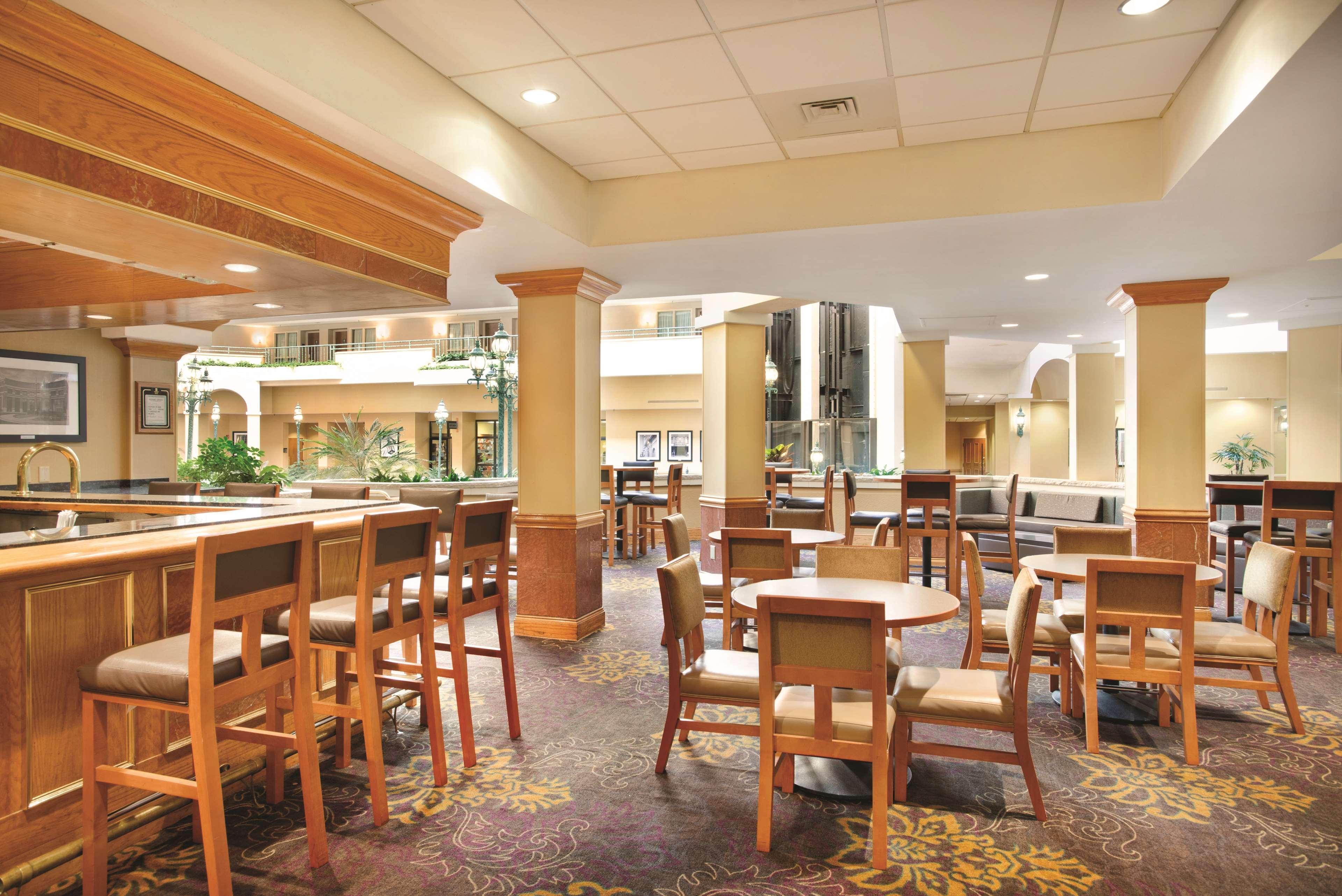 Embassy Suites By Hilton Greensboro Airport Екстер'єр фото