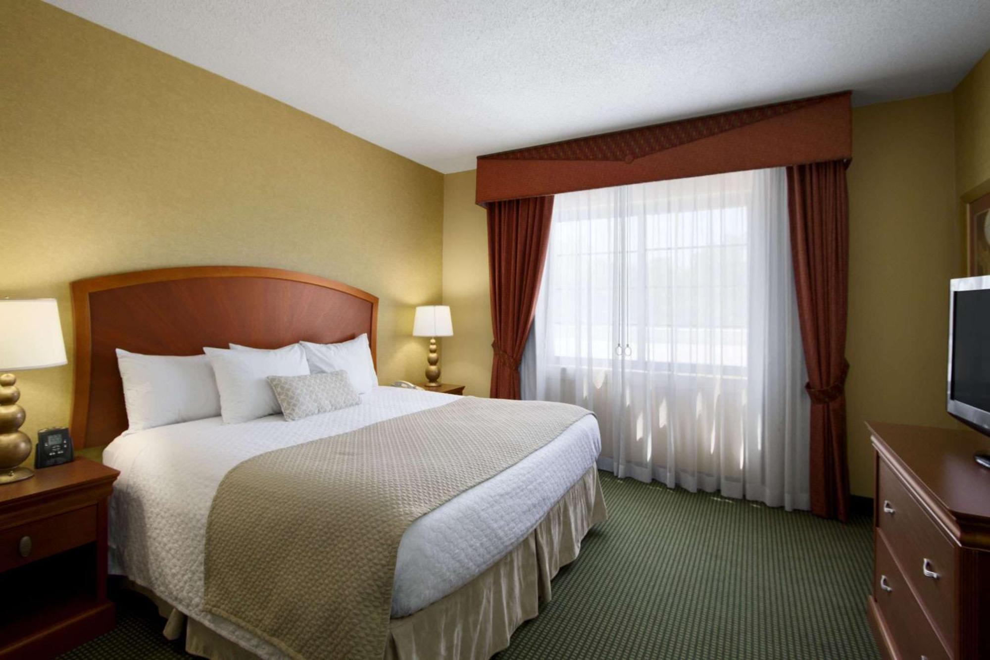Embassy Suites By Hilton Greensboro Airport Екстер'єр фото