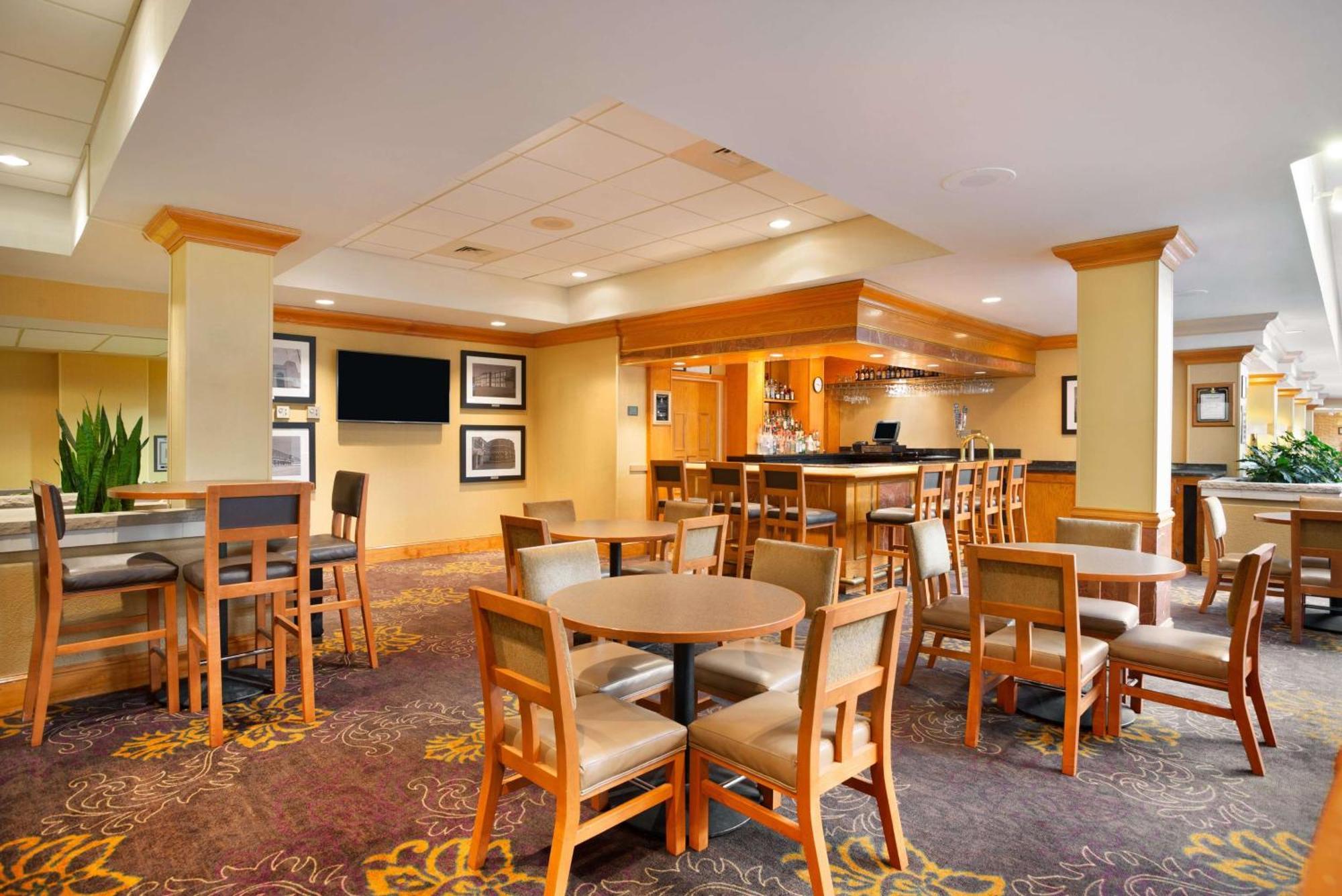 Embassy Suites By Hilton Greensboro Airport Екстер'єр фото