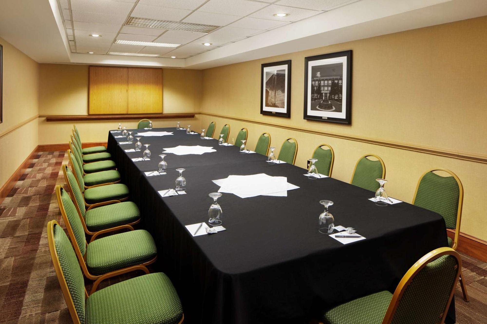 Embassy Suites By Hilton Greensboro Airport Екстер'єр фото