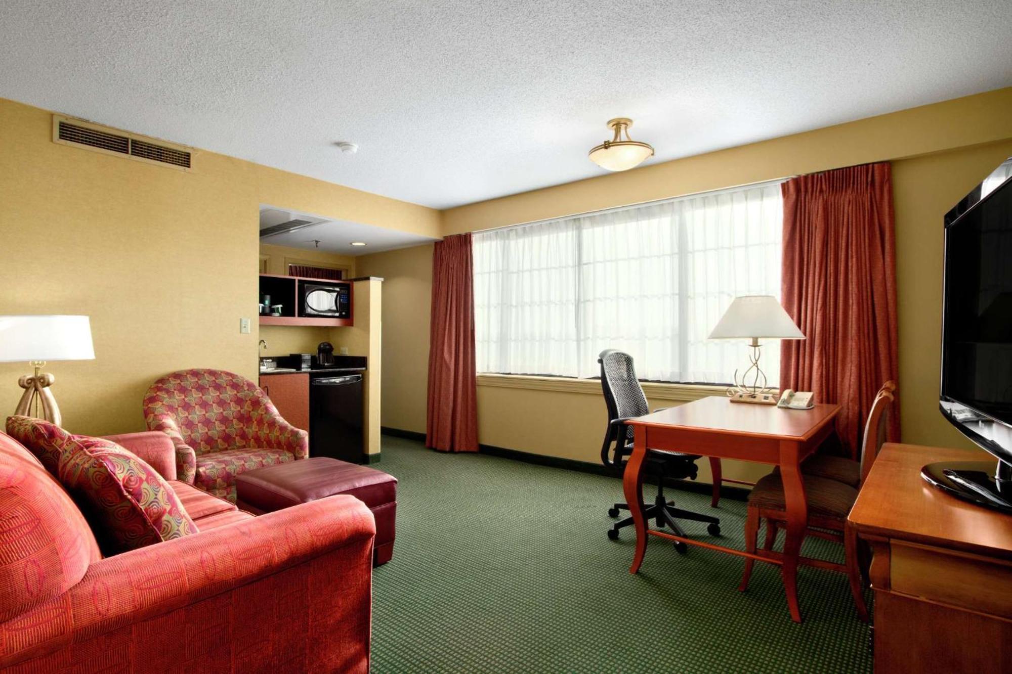 Embassy Suites By Hilton Greensboro Airport Екстер'єр фото