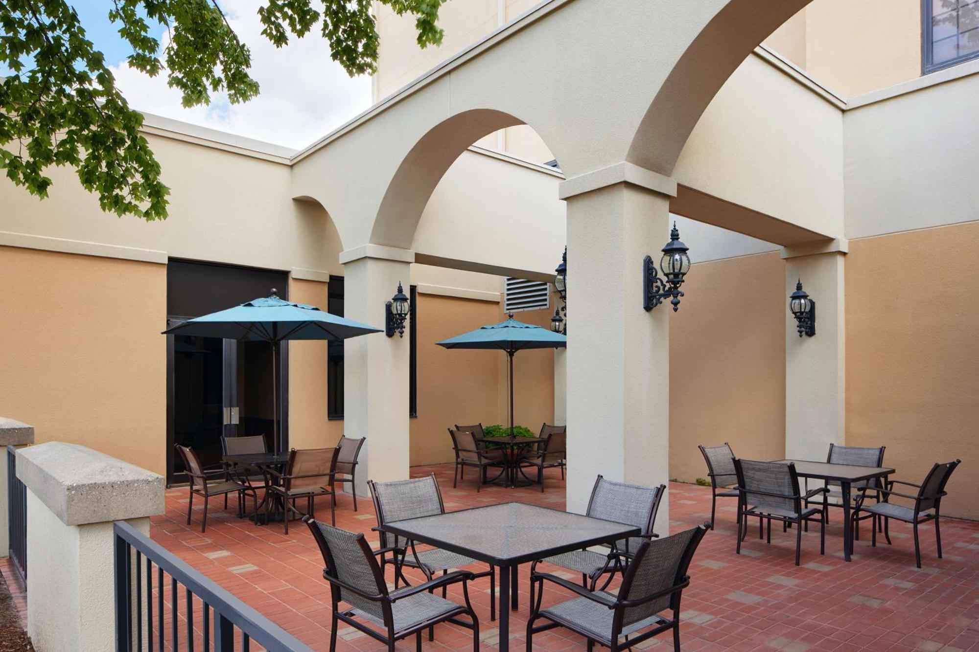 Embassy Suites By Hilton Greensboro Airport Екстер'єр фото