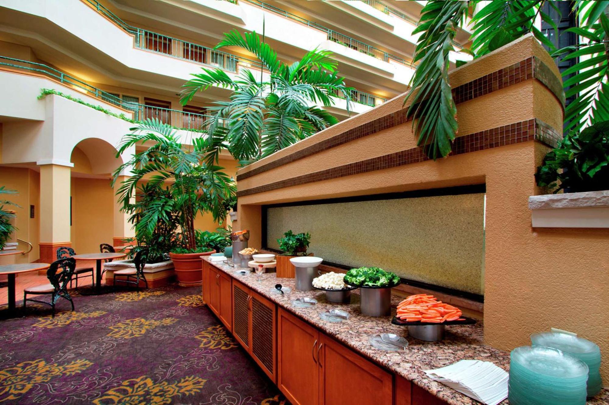 Embassy Suites By Hilton Greensboro Airport Екстер'єр фото